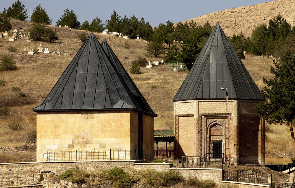 Melikgazi Türbesi | Kemah